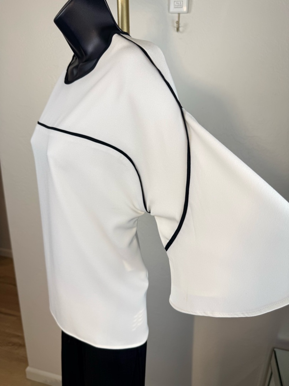 Few Moda NY Silk Blend White Blouse Black‎ Piping Size M Clean Girl